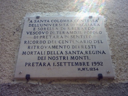 Eremo di Santa Colomba: la lapide sopra laporta d'ingresso della chiesetta