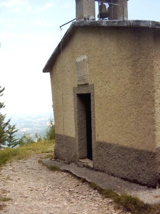 Eremo di Santa Colomba: la chiesetta, ingresso