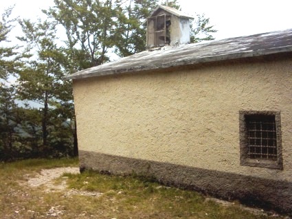 Eremo di Santa Colomba: la chiesetta, lato nord