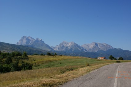 Il Monte Corvo, il Monte Intermesoli ed il massiccio del Gran Sasso visti da Schiaviano