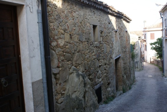 Schiaviano di Montorio al V. (Te): strada principale