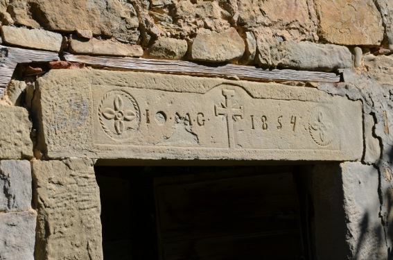 Serra di Rocca S.Maria: incisioni su architrave