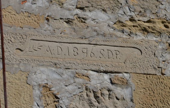 Serra di Rocca S.Maria (Te): incisioni su architrave