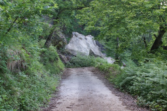 Settecerri di Valle Castellana (Te): la grossa frana che ostruiva il passaggio alle auto