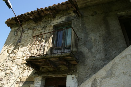 Stivigliano di Valle castellana (Te): balcone ristrutturato sotto al quale si intravede un antico gafio