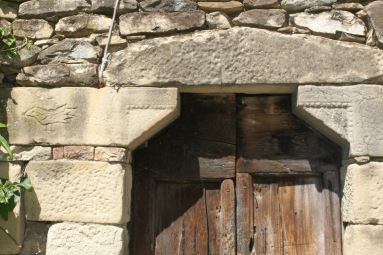 Stivigliano di Valle Castellana (Te): architrave con incisione