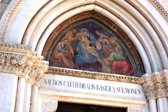 Basilica di San Panfilo a Sulmona: lunetta con affresco trecentesco