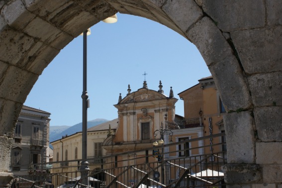 Sulmona: arco dell'acquedotto romano