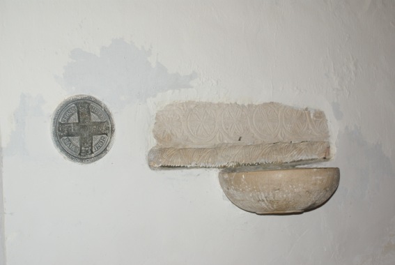 Chiesa di S. Ambrogio a Tizzano di Torricella Sicura: acquasantiera decorata e Croce delle Indulgenze