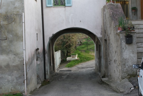 Tizzano di Torricella Sicura: passaggio a volta