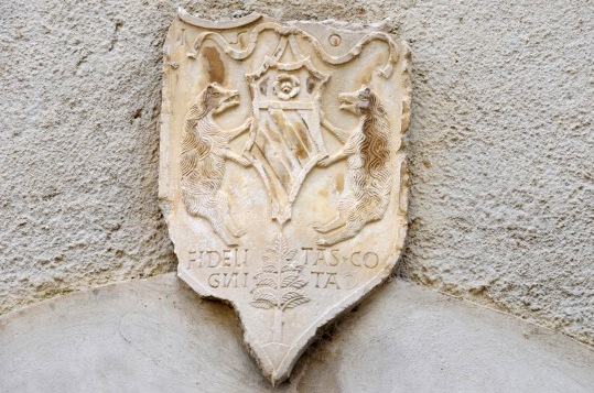 Tossiacia (Te): stemma gentilizio in una via del borgo.