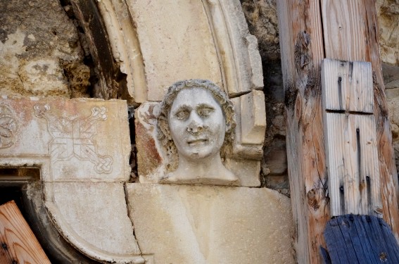 Chiesa di S.Sinforosa a Tossicia (Te): testina sul portale frontale