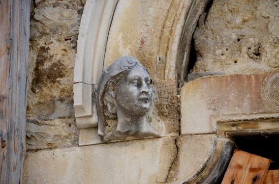 Chiesa di S.Sinforosa a Tossicia (Te): testina sul portale frontale