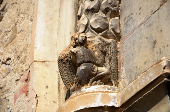 Chiesa di S.Sinforosa a Tossicia (Te): l'Arcangelo Gabriele sul portale laterale