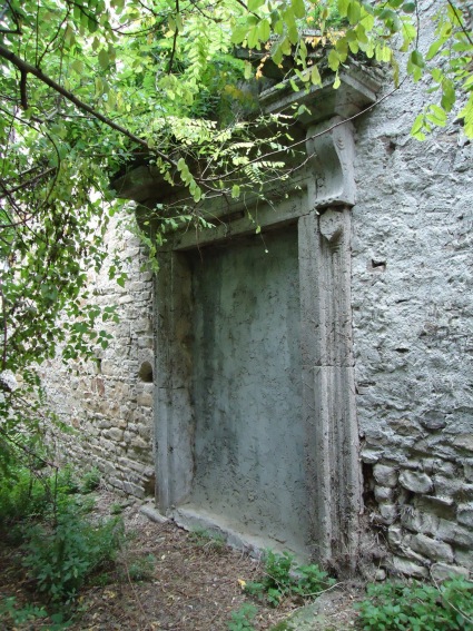 Chiesa della SS. Trinit a Trinit di Campli. portale laterale sud murato