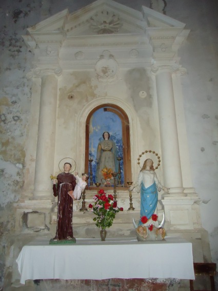 Chiesa della SS. Trinità a Trinità di Campli: altare laterale