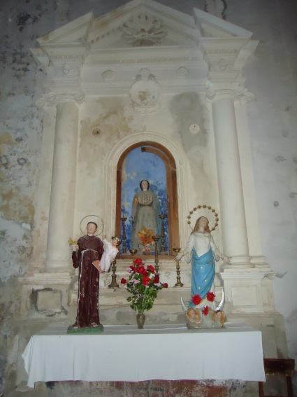 Chiesa della SS. Trinit a Trinit di Campli: altare laterale