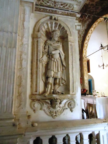 Chiesa della SS. Trinit a Trinit di Campli: una delle statue che ornano l'edicola.