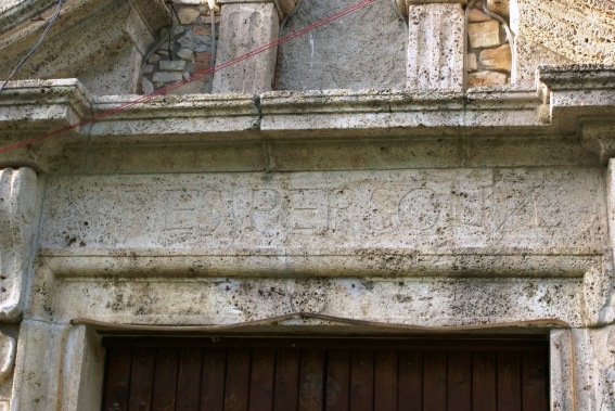 Chiesa della SS. Trinità a Trinità di Campli: iscrizione sul portale