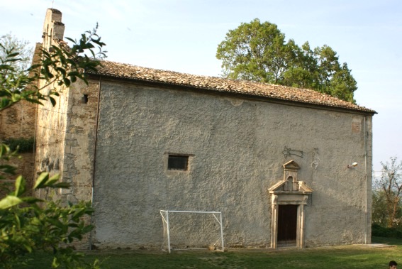 Trinit di Campli: ingresso laterale della Chiesa della SS. Trinit