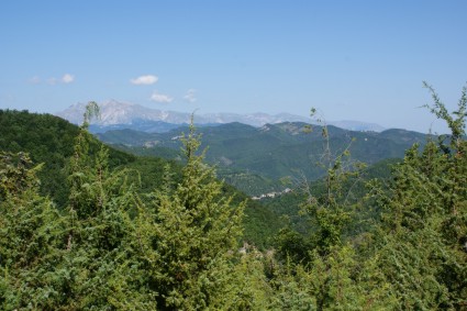 Valle Pezzata: il paese di Mattere visto dalla strada che porta a Valle Pezzata