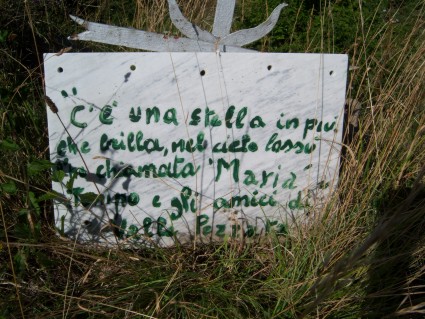 Valle Pezzata: la lapide che ricorda un tragico incidente