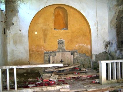 Valle Pezzata: i resti in travertino dell'altare e della balaustrata