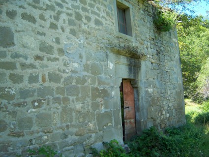 Valle Pezzata: porta laterale della Chiesa di S. Nicola con la data 1519