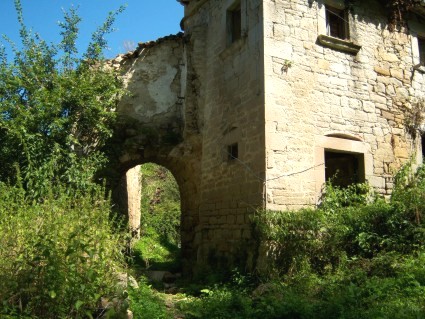 Valle Pezzata: L'arco che dà l'accesso al cuore del borgo