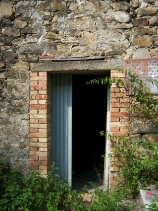 Valle Pezzata: l'ingresso della casa di Tonino
