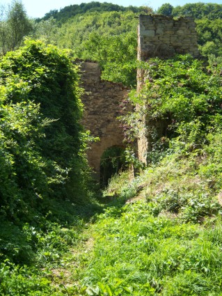 Valle Pezzata: l'arco che porta al centro del borgo visto dal centro del borgo