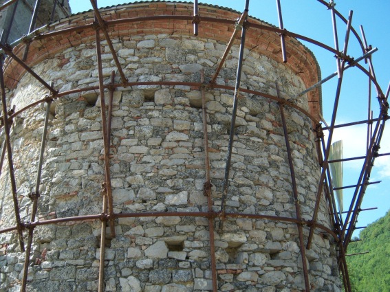 Valle Piola di Torricella Sicura (Te): impalcature attorno all'abside della chiesa di S. Nicola