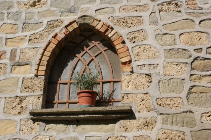 Vallenquina: finestra a sesto acuto