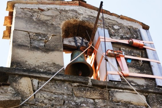 Chiesa della Madonna del Carmine a Vernesca di Cortino (Te): il campanile a vela danneggato dal terremoto del 2009