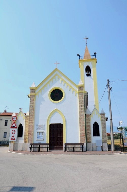 Chiesa della Madonna di Lourdes a Villa Bizzarri di Torano Nuovo (Te)