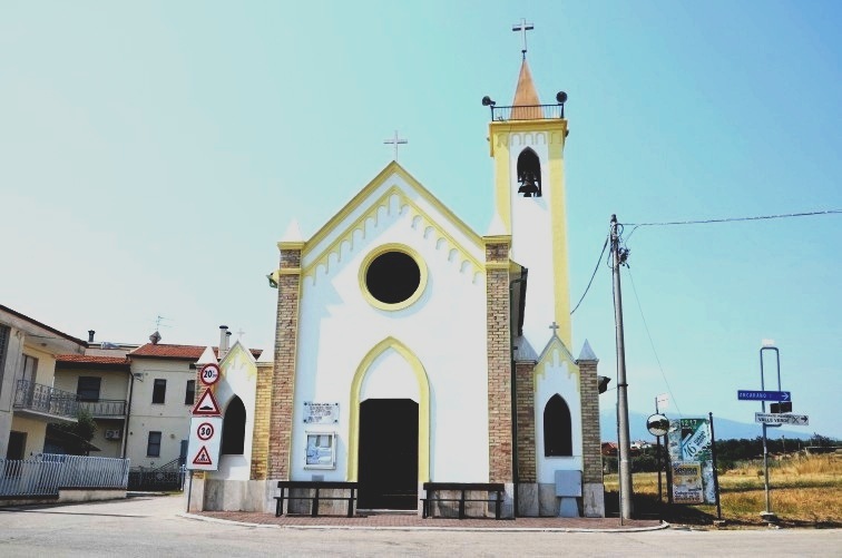 Chiesa della Madonna di Lourdes a Villa Bizzarri di Torano Nuovo (Te)