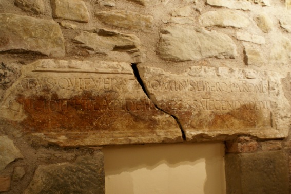 Chiesa di S. Maria a Brecciano a Villa Brozzi: architrave con scritte latine