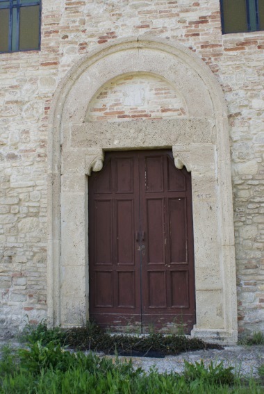 Chiesa di S.Martino a Villa Penna Bassa di Bellante: portale