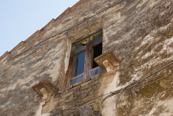 Chiesa di S.Lucia a Villa Petto di Colledara (Te): mensole reggilumi