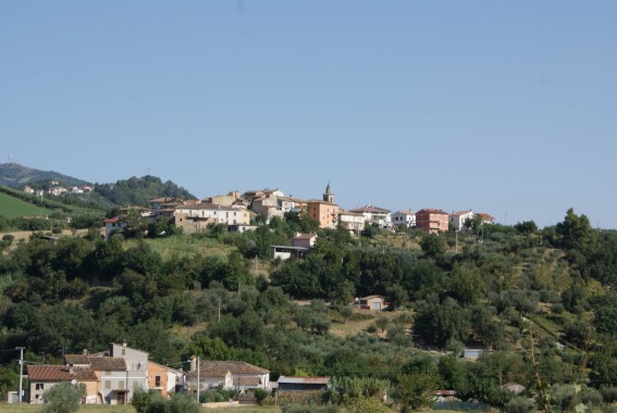Villa Ripa di Torricella Sicura (Te) e, in basso, Villa Butteri