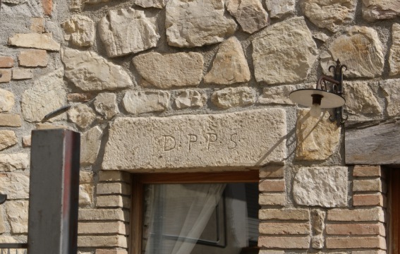 Villa Sciarra di Torricella Sicura (Te): iscrizione su architrave