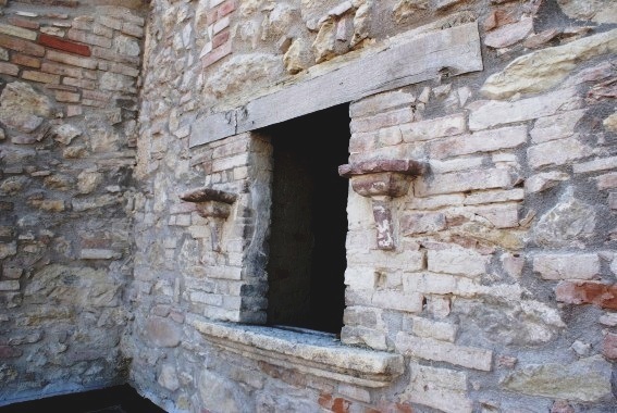 Villa Sciarra di Torricella Sicura (Te): mensole reggilumi a Palazzo Sciarra