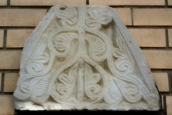 Villa Torre di Castellalto: fregio floreale in pietra del V secolo